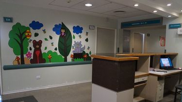 Voluntarios del Hospital de Niños pintaron las paredes con amor