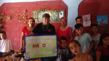 Sanjuanino solidario: le cortó el pelo a todos los pibes de un comedor