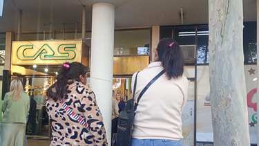 Con menos gente en la vereda de la Caja de Acción Social que en oportunidades anteriores, se vive el sorteo de viviendas del IPV.