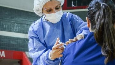 En San Juan hablaron sobre la AstraZeneca: ¿qué pasará con las personas que se aplicaron esta vacuna?