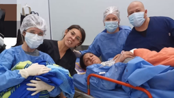 La mamá junto a la recién nacida y todo el equipo del CAP de 9 de Julio que las asistió.