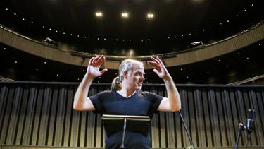 Wolfgang Wengenroth, durante uno de los ensayos de la obra Carmina Burana en el Teatro del Bicentenario.