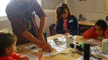 El mini laboratorio sanjuanino donde enseñan electrónica para niños