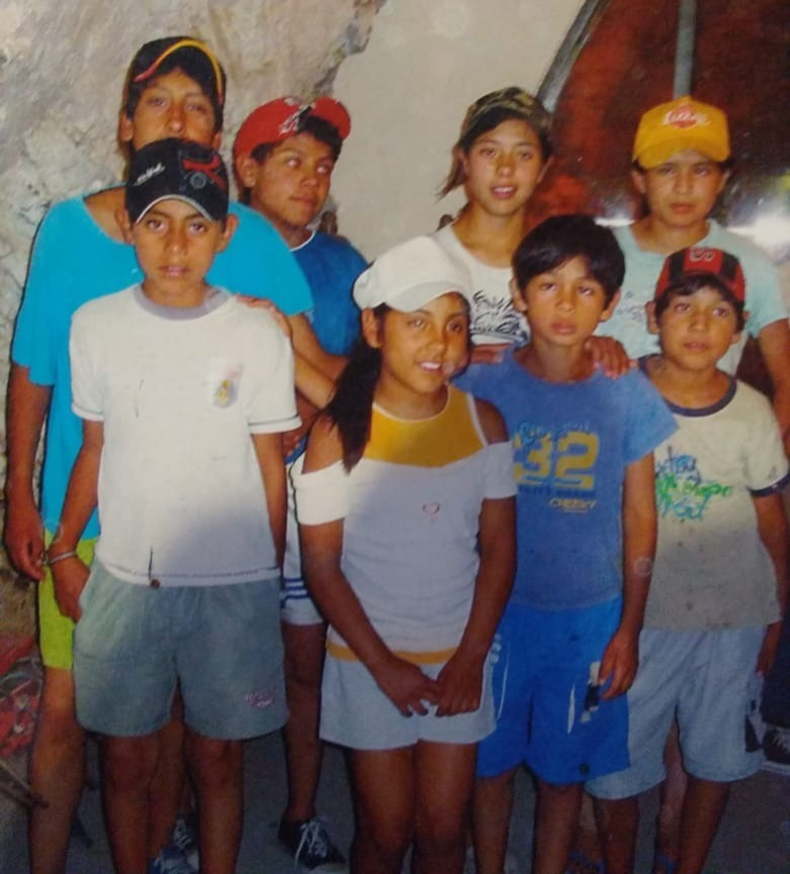 El joven (de gorra y remera blanca), durante su infancia.