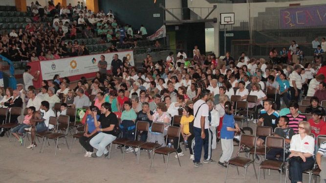 600 personas de todas las edades se ejercitaron juntas