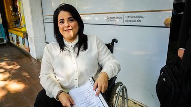 María Agustina en la puerta del Centro Judicial de Mediación, su lugar en el mundo.