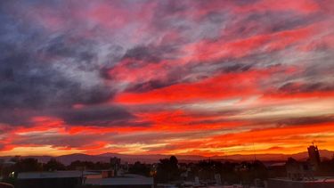 El impactante atardecer que regaló el cielo sanjuanino antes de la llegada del frío