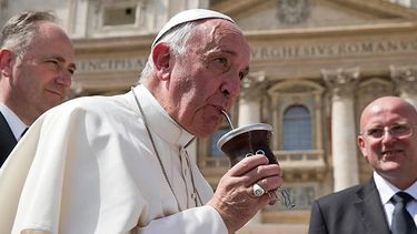 Francisco confesó su relación humana con un líder político, y se desató un infierno en la grey