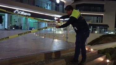 Un barandal colapsó en México y más de una decena de personas cayeron al vacío: hubo dos muertos y varios heridos