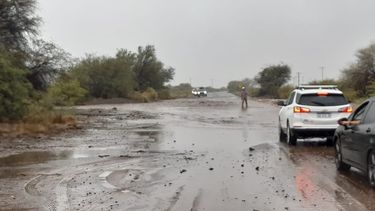 Una creciente cortó el paso hacia Bermejo y hubo autos varados en la ruta