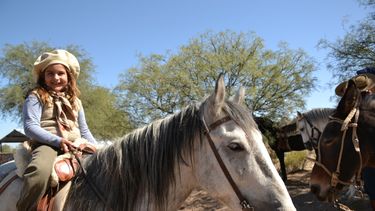 Con la cabalgata desde la cuna, la historia de una pequeña gaucha