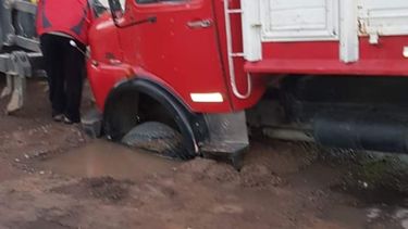 En San Juan, a un camión se lo tragó la tierra y hubo que rescatarlo