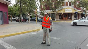 Tras todo un día de trabajo, lograron arreglar los semáforos del microcentroInvasión de Monitores Urbanos en el microcentro por semáforos rotos