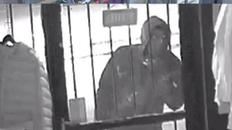 Video: un ladrón encapuchado rompió la vidriera de un local sanjuanino y se llevaron más de 300 mil en mercadería Video: un ladrón encapuchado rompió la vidriera de un local sanjuanino y se llevaron más de 300 mil en mercadería