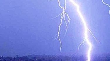 Un tremendo rayo dejó a oscuras al Gran San Juan