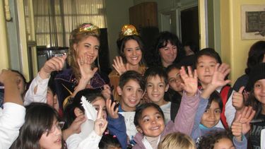 Reina y Virreina del Sol sorprendieron a alumnos en pleno acto