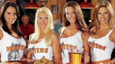 Va a la quiebra el restaurante que se hizo famoso por el uniforme de sus camareras