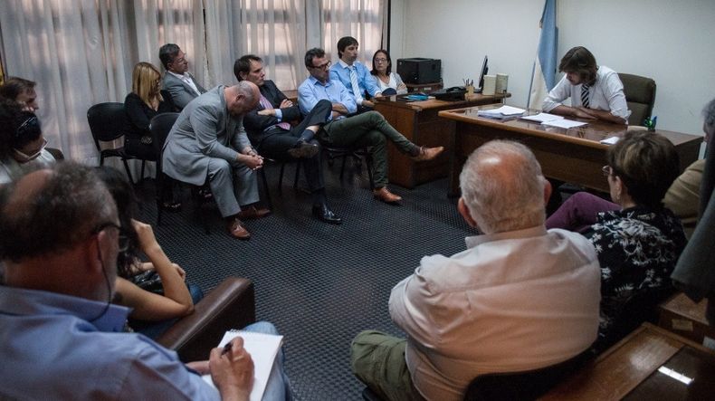"Usurpadores Vip". Esta es una de las audiencia del juicio que se realiz&oacute; en el Juzgado Correccional N&deg; 1 de Lomas de Zamora. En esa causa, Salvadores fue condenado. Foto del diario Pol&iacute;tica del Sur, de Lomas de Zamora.