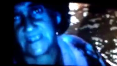 Una madre enfrenta la inundación con su hijo en brazos