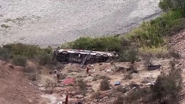 El colectivo se desbarrancó 200 metros en el camino entre Chala y Arequipa, en Perú.