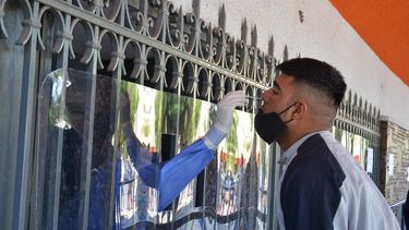 La trastienda de los hisopados en San Juan: teléfono caliente e insultos de los ansiosos