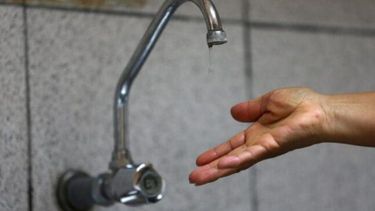 Vecinos de Pocito le reclaman a OSSE que hace 15 días no tienen agua