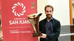 El sanjuanino campeón nacional de malambo arribó a la provincia y posó con el premio
