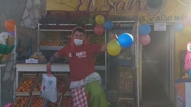Gran corazón: un almacenero se disfrazó de payaso para alegrar a los chicos de Valle Fértil