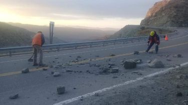 Así fueron las enormes rocas que cayeron sobre la ruta en Ischigualasto