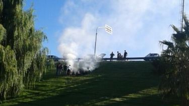 Hicieron de bomberos para apagar un incendio en la Circunvalación