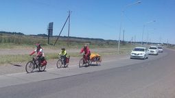 La Difunta salvó a su bebé, y recorre con su familia el país en bici como promesa