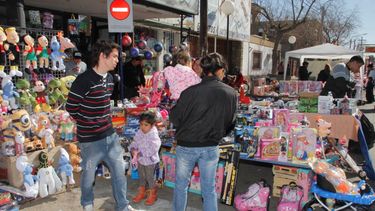 Rawson es una feria: Todos venden sobre tablones, en la calle