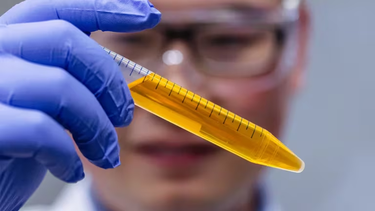 El investigador postdoctoral de la Universidad de Texas Zihao Ou (coautor del estudio) investigó una serie de colorantes fuertes para determinar sus propiedades ópticas ideales (UT Dallas)