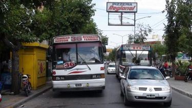 Obligarán a los colectivos a circular por la derecha para ordenar el tráfico