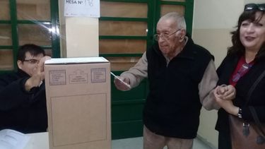 Emocionante: con 96 años fue a votar, un ejemplo cívico