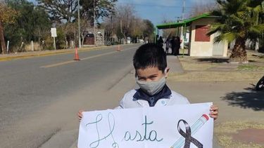 Murió una maestra de Astica y sus alumnos salieron en caravana a despedirla