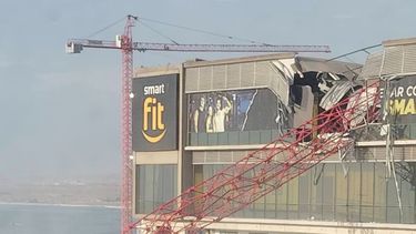 Tragedia en un shopping: una grúa colapsó y una persona murió, hay varios heridos