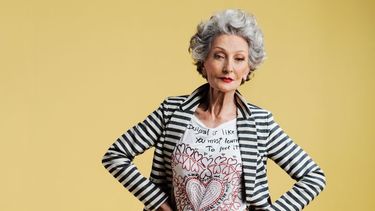 Modelo de ropa juvenil a los 70 años