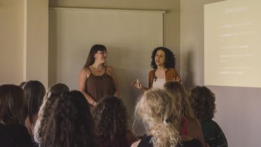 Flori y Ani Rodríguez Lara son las encargadas de brindar esta masterclass que derriba mitos sobre la conexión mujer-sensualidad.