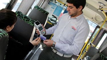 Inspectores de colectivo estrenan “chiche” para controlar los viajes