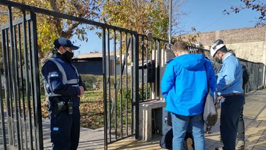 Triple muerte por intoxicación: Ecogas y la Policía revisan las instalaciones en el barrio