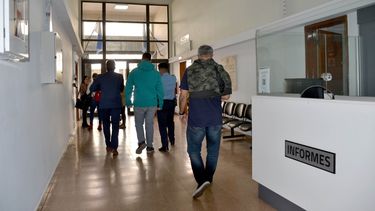 Un hombre sin identificación fotografió a periodistas en la sentencia por pornografía infantil a un federal