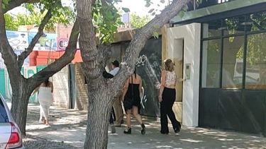 Sanjuaninos recién casados pararon la caravana para auxiliar a un perrito