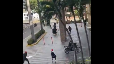 Crece la tensión en Venezuela: una patota golpeó y le robó la moto a un policía