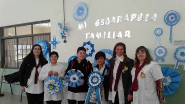Alumnos sanjuaninos emocionaron a su comunidad regalando escarapelas