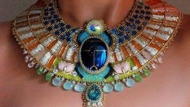 Accesorios egipcios: collares egipcios