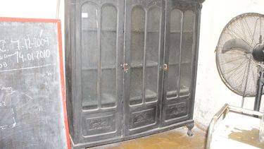 Rematan muebles de la morgue