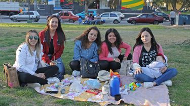 Estuviste festejando la primavera en el parque, buscate