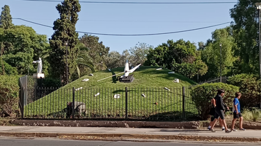 Las agujas del reloj de la Plaza España fueron colocadas nuevamente y la maquinaria vuelve a funcionar.