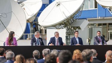 El Presidente Alberto Fernández acompañado por el jefe de Gabinete, Agustín Rossi; el ministro de Interior, Eduardo “Wado” De Pedro; la secretaria de Innovación Pública, Micaela Sánchez Malcolm; y el presidente de ARSAT, Facundo Leal.